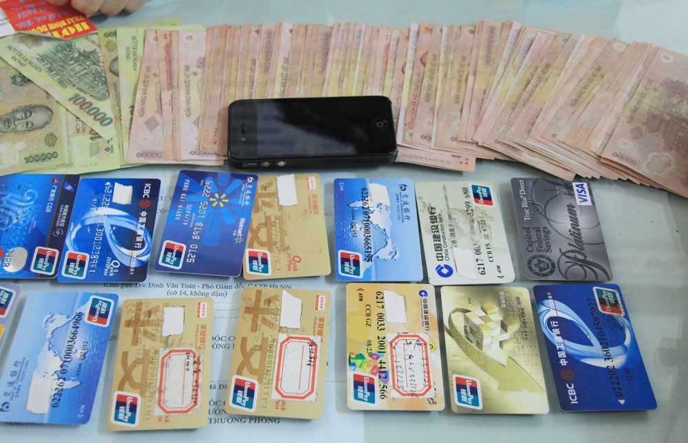 Nam thanh nien dung the ATM gia de chiem doat tien hinh anh