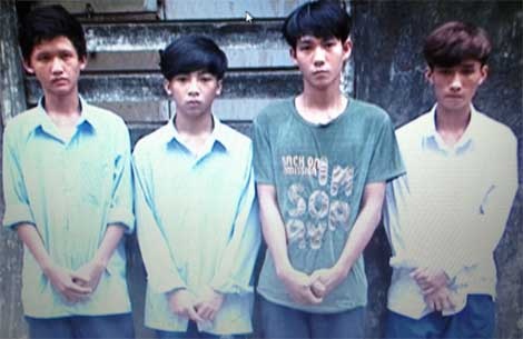 Bat nhom tuoi teen tap ban can sa kho hinh anh