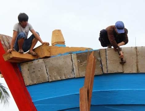 Mac 'ao giap' cho tau ca vo go hinh anh