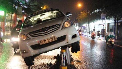 Taxi 'bieu dien' tren dai phan cach o Sai Gon hinh anh