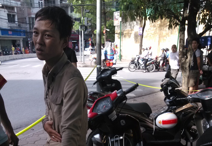 Thay canh sat 141 nhay xuong xe bo chay hinh anh