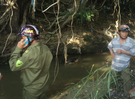 Ga phu vang mang xac nguoi ra suoi phi tang hinh anh