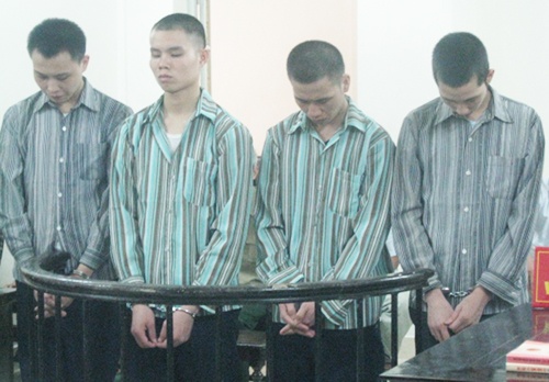 Tiến và đồng bọn hầu tòa sáng 23/6.