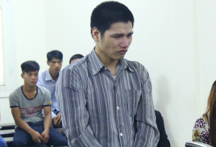 Tu hinh thanh nien dam chet nguoi trong phong tro hinh anh