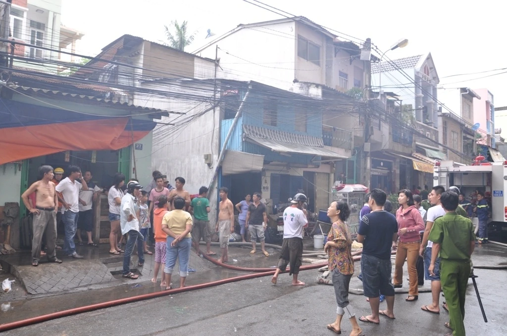 Khói từ vụ hỏa hoạn bao trùm các khu dân cư xung quanh khiến nhiều người khó thở. Người lớn tuổi và trẻ em nhanh chóng được người thân đưa đi khỏi khu vực gần nơi hỏa hoạn.