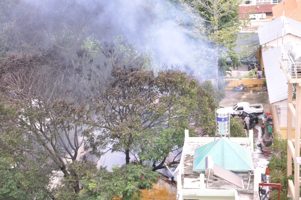 Do kho hàng rộng chứa nhiều hàng hóa, vụ hỏa hoạn lan nhanh nên công tác chữa cháy gặp nhiều khó khăn.