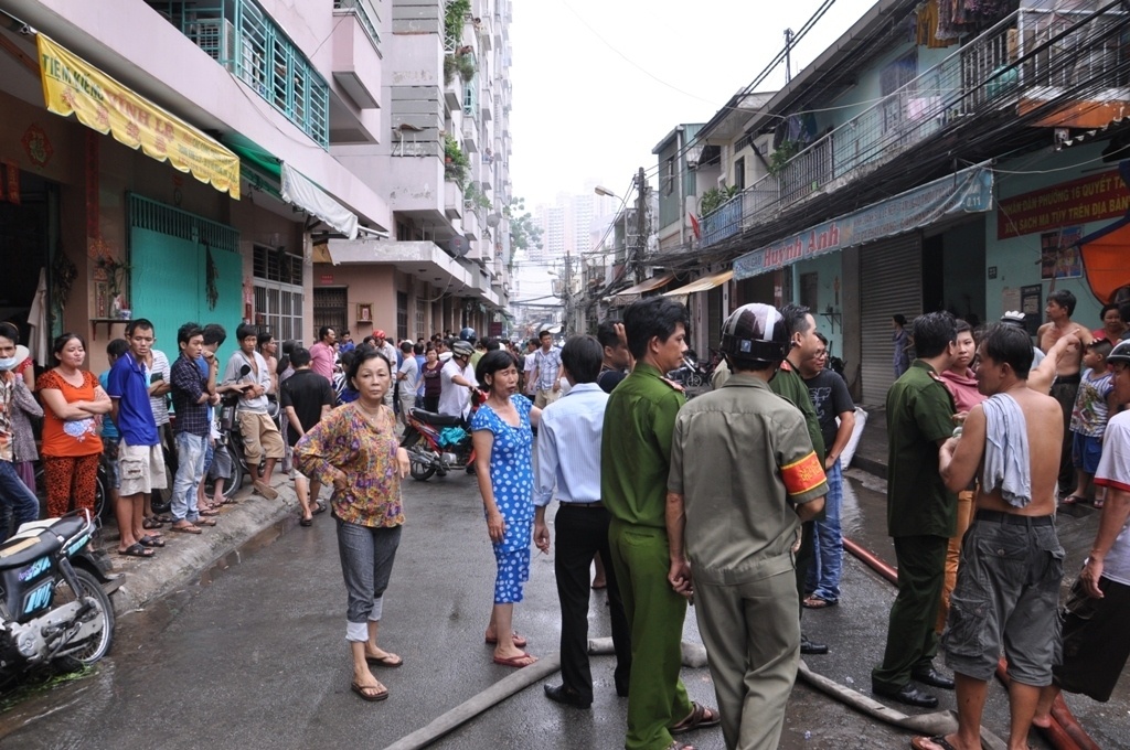 Lực lượng công an địa phương, dân phòng phong tỏa nhiều tuyến đường phục vụ công tác chữa cháy.