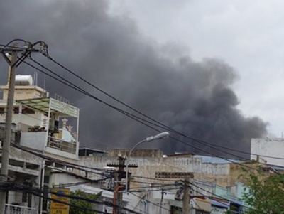 Chay kho hang trong doanh trai quan doi luc giua trua hinh anh