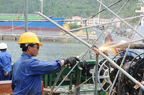 Công nhân của nhà máy đóng tàu X50 tháo bỏ phần mái che bị hỏng do tàu Trung Quốc đâm.