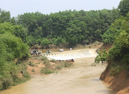 Qua dap tran, chong chi kip cuu con, vo bi nuoc cuon chet hinh anh