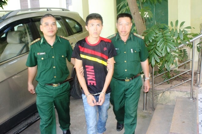 Bat nhom lua ban thanh nien sang Trung Quoc lao dong kho sai hinh anh