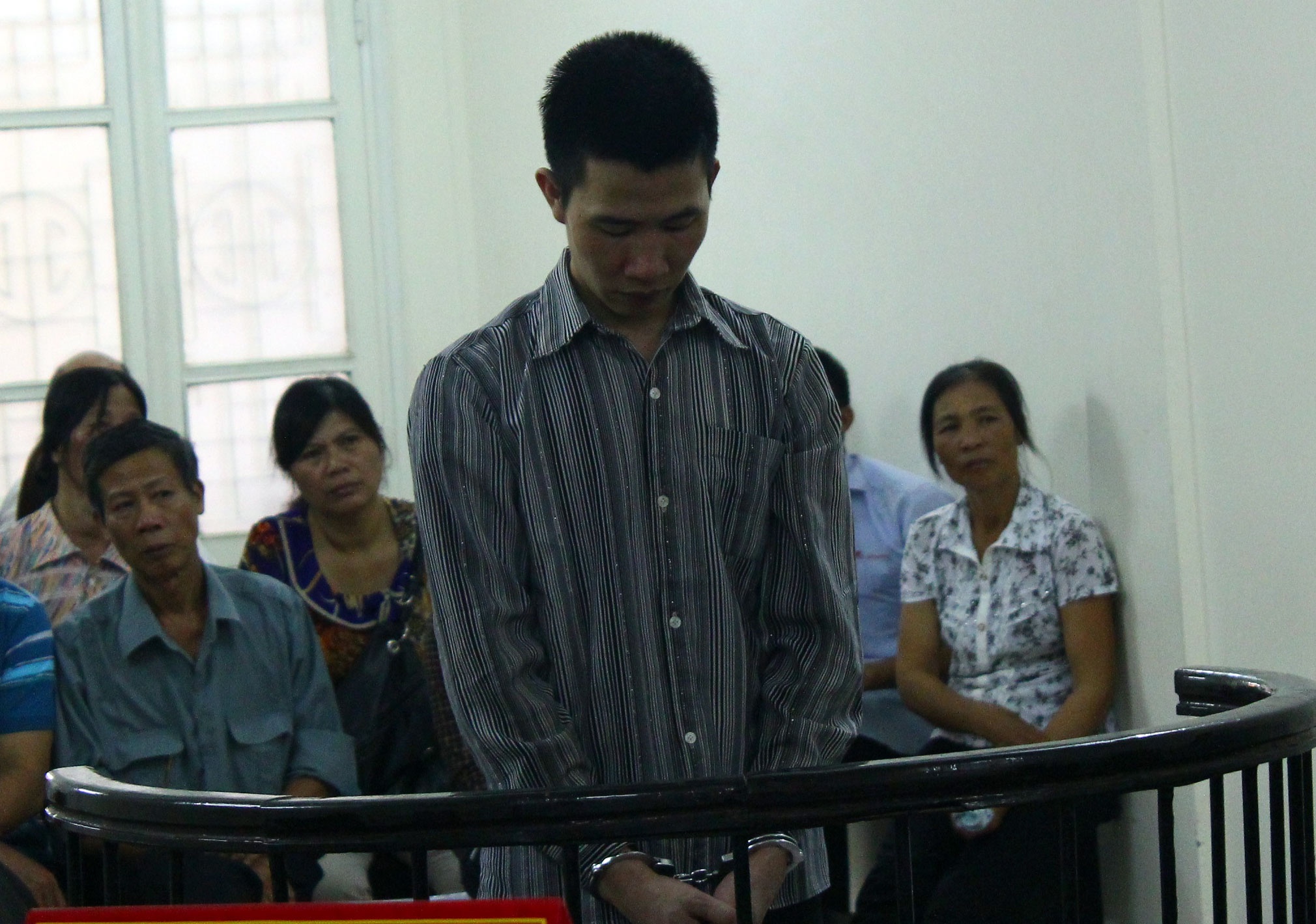 Hung thu dam chet con de bat khoc thanh tieng tai toa hinh anh