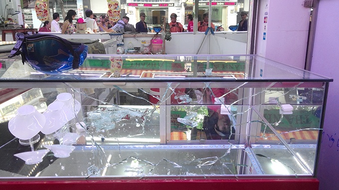 Clip tao ton dap vo tu kinh cuop vang giua chon dong nguoi hinh anh