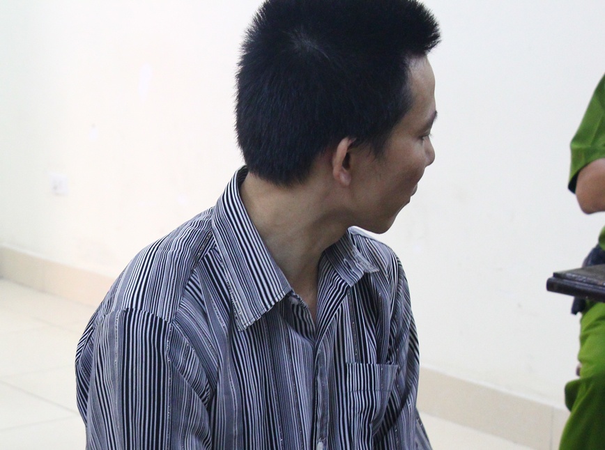 Phat tu nguoi dan ong gay an o nha thay lang hinh anh