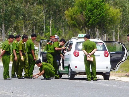 Phi nguoi qua cua kinh xe taxi de thoat nhom doi no hinh anh