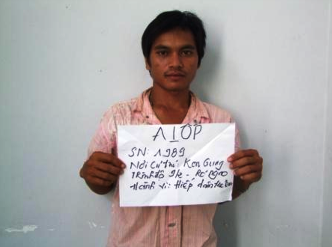 Ru di bat ech roi hiep dam tre em trong lo cao su hinh anh