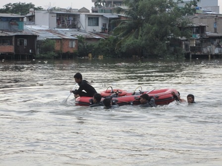 Boi qua song de thoat than, ke trom bi chet duoi hinh anh