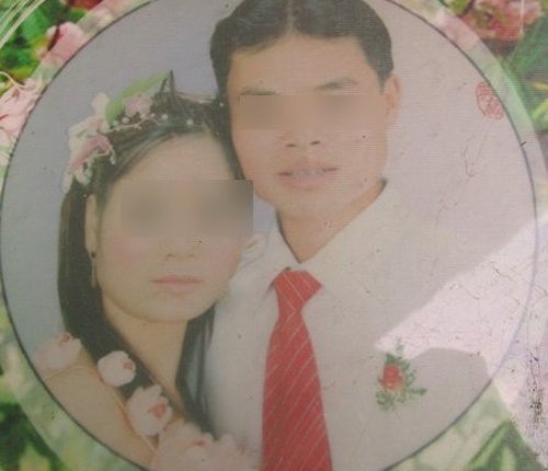 Phut nguoi me nhin con, chau bi chong chem chet hinh anh