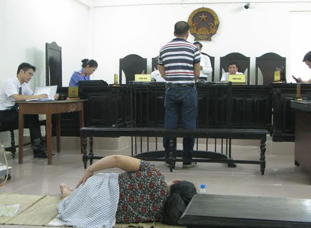 Bà Hạng được gia đình trải chiếu nằm giữa chốn công đường nghe tòa xét xử vụ tai nạn xảy ra 2 năm trước.