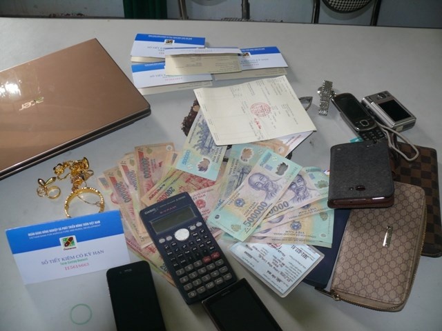 Trom hang tram trieu roi cho vo di gui... ngan hang hinh anh