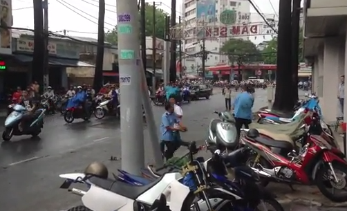 Clip bao ve danh nhau gay nao loan duong pho Sai Gon hinh anh