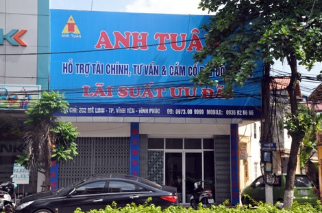 Cửa hiệu cầm đồ Anh Tuân đã hứng hàng trăm viên đạn chì của nhóm đối tượng.