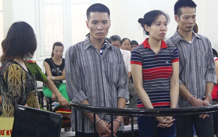 Cap tinh nhan dua nhau vao tu hinh anh