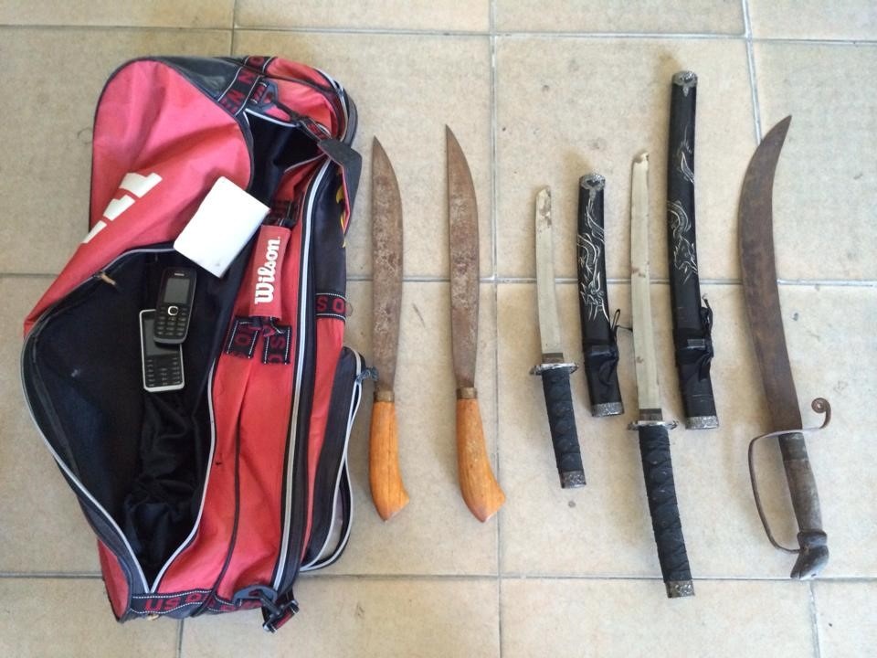 Bo ba mang dao kiem 'chay thi' voi canh sat hinh anh