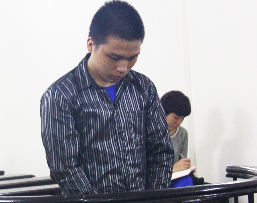 Giat 2 dao vao quan ca phe de niu tinh vo tre hinh anh