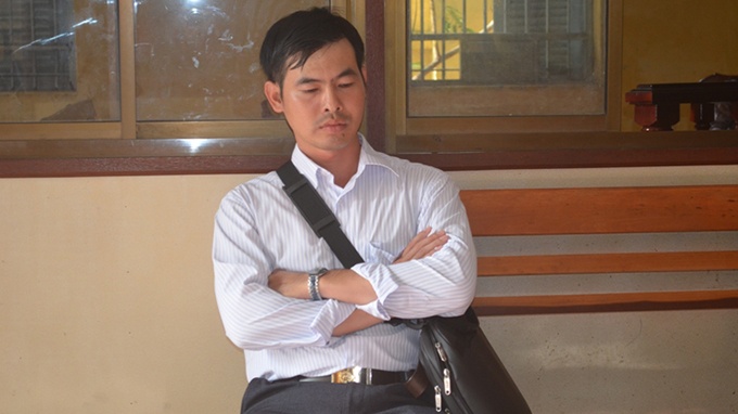 Nghi mang thai voi nguoi khac, bac si dung xich troi tay vo hinh anh