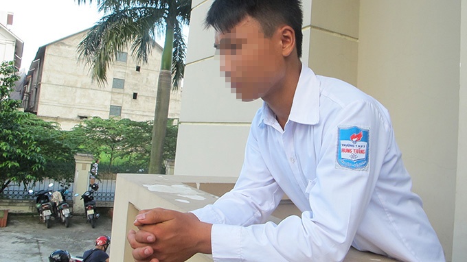 Em Vũ Thanh Hùng với vẻ mặt buồn, thất thần sau khi phiên phúc thẩm kết thúc. Em Hùng bị tuyên y án 18 tháng tù giam.