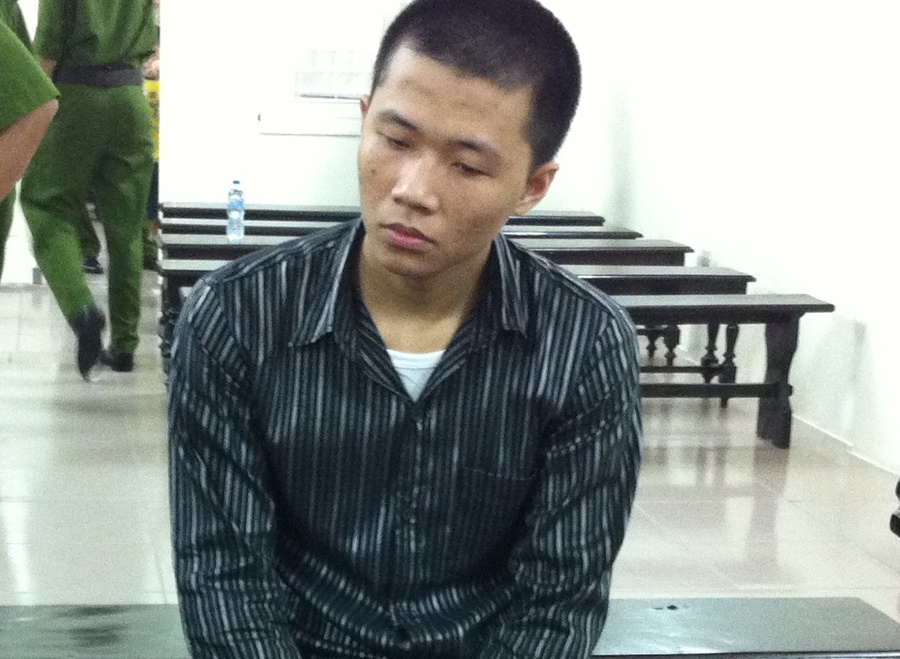 Ke xong vao phong tro bop co co gai linh an chung than hinh anh
