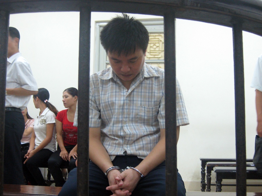 Mat mang vi nua dem dot nhap nha chu ruot hinh anh