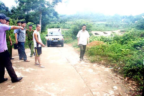 Đặng A Téo dẫn lực lượng điều tra tới hiện trường mà nghi phạm dùng súng kíp giết người để quỵt 140 triệu đồng.