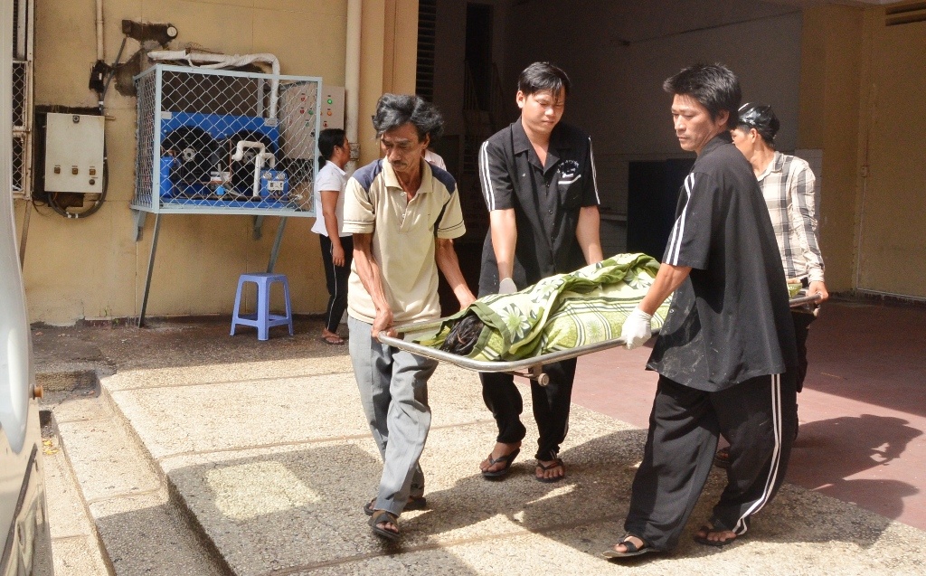 Thi thể anh Phước được đưa từ bệnh viện Chợ Rẫy sang nhà tang lễ Nguyễn Tri Phương lo hậu sự.