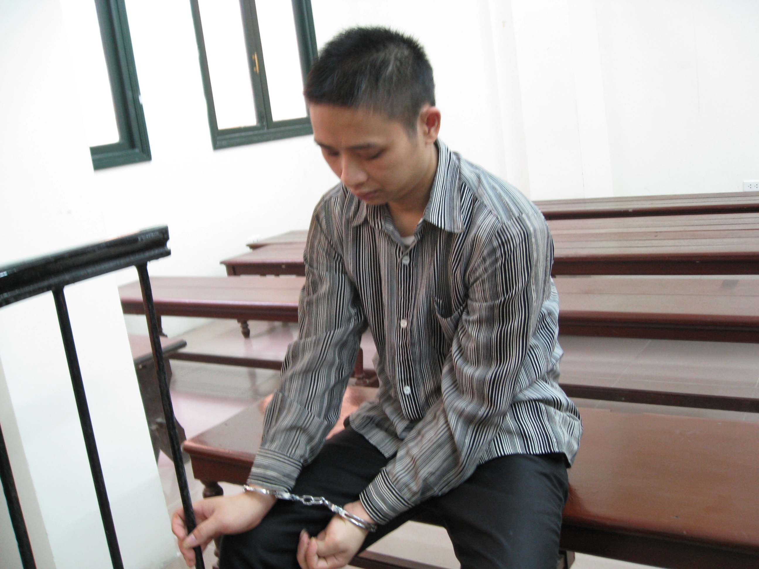 Boi tinh dich vao hang hoa de tong tien sep cu hinh anh