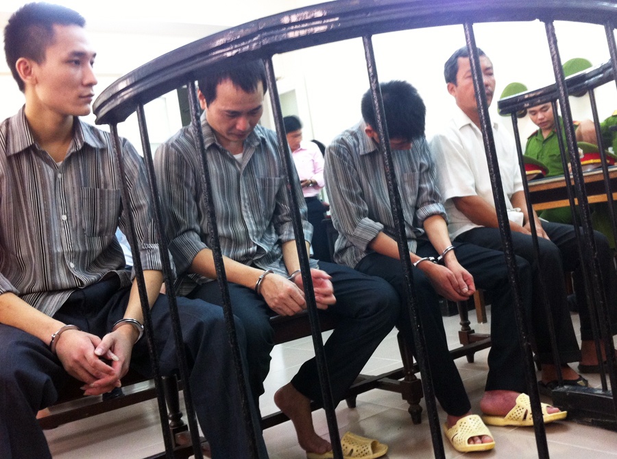 Chu nha nghi nuoi gai ban dam de hut khach hinh anh