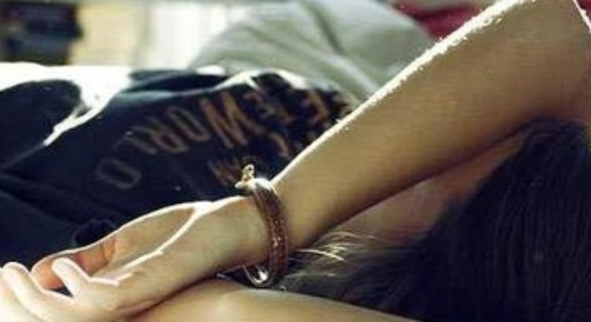 Nhom thanh nien ham hai be gai lac duong hinh anh