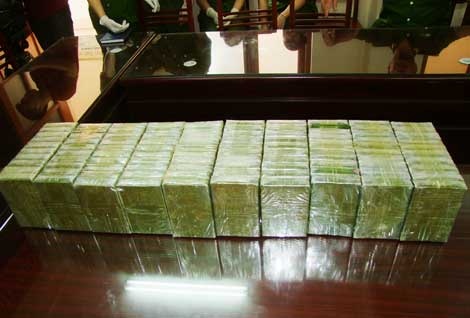Hai nguoi van chuyen 100 banh heroin bi bat qua tang hinh anh