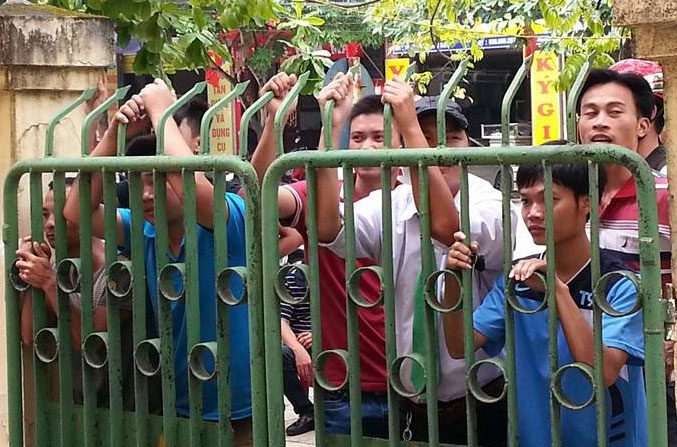 Người dân đứng trước cổng tòa để nắm bắt thông tin vụ xử. Ảnh: Mạnh Thắng.