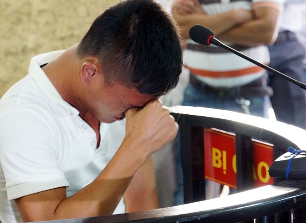 Lê Quang Hưng tỏ ra ân hận trước vành móng ngựa. Ảnh: Đỗ Mến.