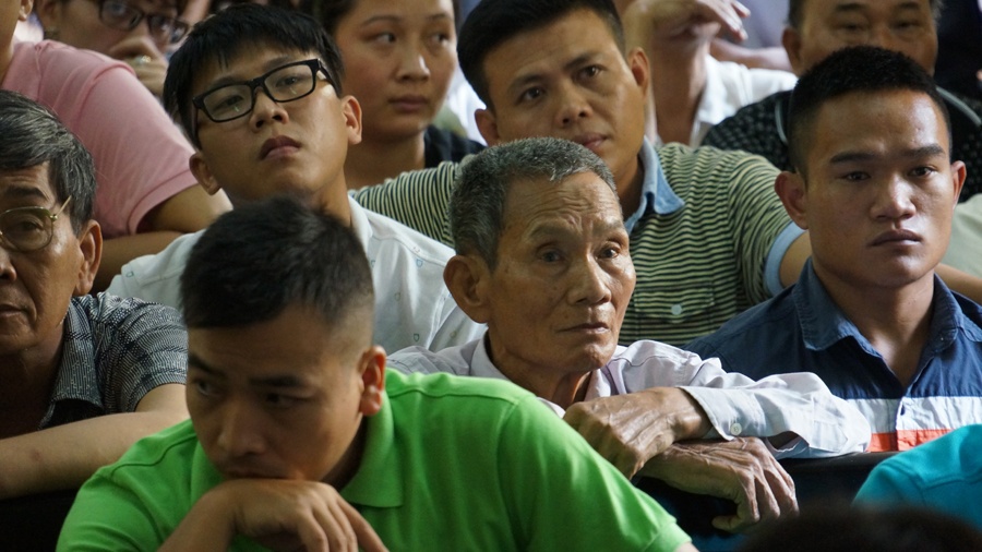 Ông Lê Quảng Ba, cha của hậu vệ Lê Quang Hùng cũng có mặt từ sớm tại tòa. Người đàn ông có vẻ mặt khắc khổ chia sẻ phiên tòa xét xử công bằng đối với các bị cáo. Ở phần xét hỏi, bị cáo Lê Quang Hùng rơi những giọt nước mắt ân hận. Theo lời khai của Hùng, bị cáo tham gia cá độ lấy tiền về xây mộ cho người anh trai vừa mất. 