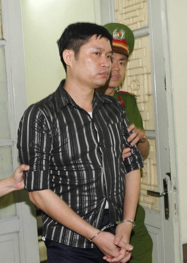 Dẫn giải bị cáo Nguyễn Mạnh Tường, Giám đốc Thẩm mỹ viện Cát Tường vào phòng xử án. Ảnh: TTXVN.