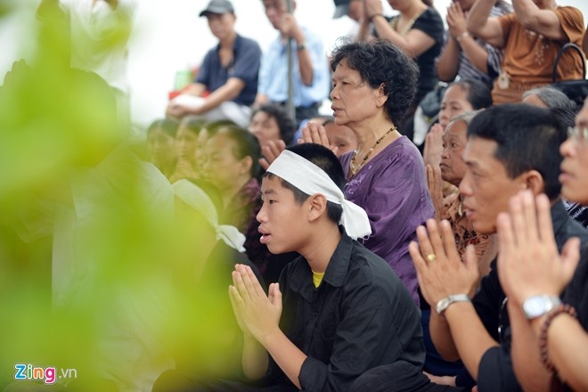 Gia đình làm lễ cầu siêu cho chị Huyền ngày 7/8. Ảnh: Lê Hiếu.