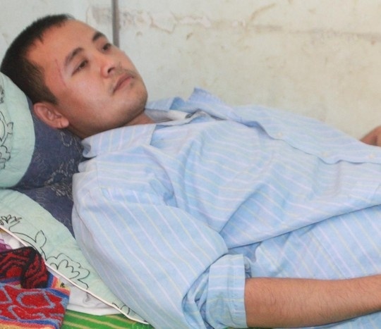 Ông Lưu Nhật Thành bị thương điều trị tại BV Đa khoa Nghệ An sau khi bị lâm tặc tấn công.