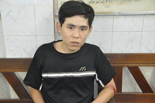 Canh sat hinh su ban thung dui ten cuop tren pho hinh anh