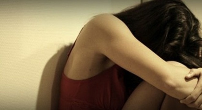 Thieu nu bi hai doi khi di khuya mot minh hinh anh