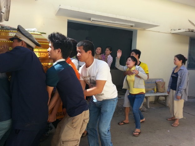 Nguoi la vao phong tro dam chet nguoi hinh anh