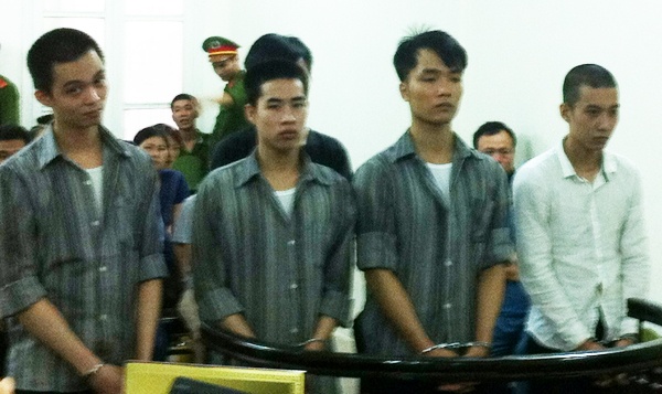 Nhom cuop bit mat di gay an sau chau nhau hinh anh