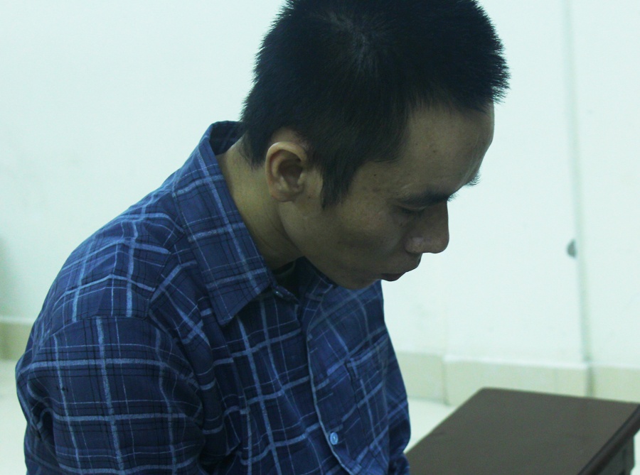 Ke cua co nu cong nhan nhan an chung than hinh anh